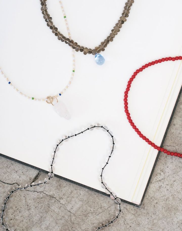 【上から時計回りに】黒別注ネックレス￥17,600（シシジョイア／トゥモローランド） 赤ビーズネックレス￥1,980（ジウノン／アンティローザ） 水晶ビーズネックレス￥7,920（ミミサンジュウサン／サンポークリエイト） マルチカラービーズネックレス￥23,100（スティーン／フラッパーズ）
