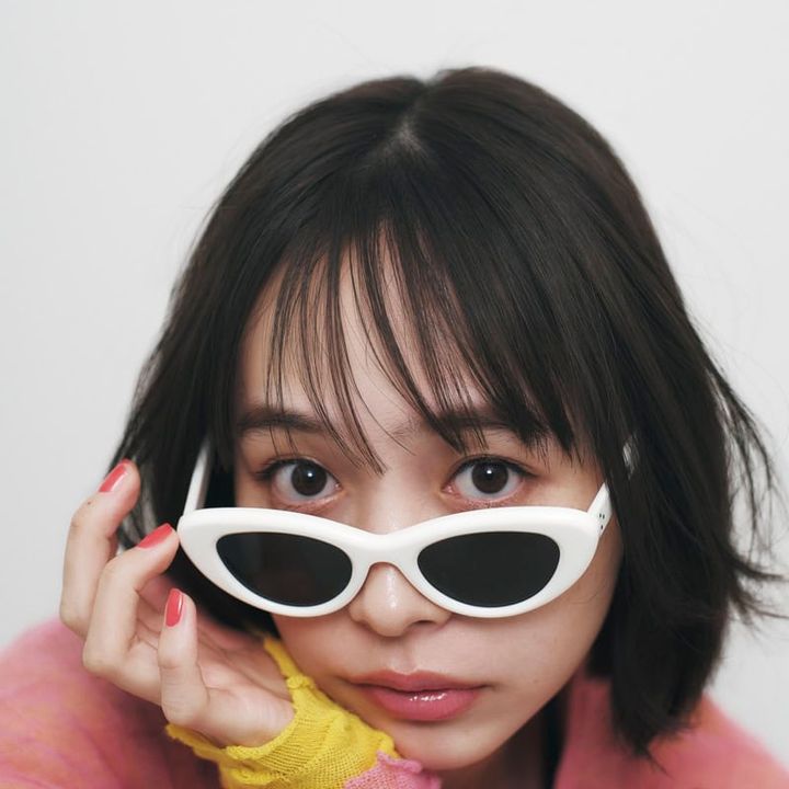 ホワイトフレームがレトロで遊び心のあるビジュアル。コーディネイトの盛り上げ役に！ サングラス￥30,800（オフ ブロードウェイ／オデット エ オディール 新宿店） カーディガン￥100,100（ヤンヤン／RHC ロンハーマン）