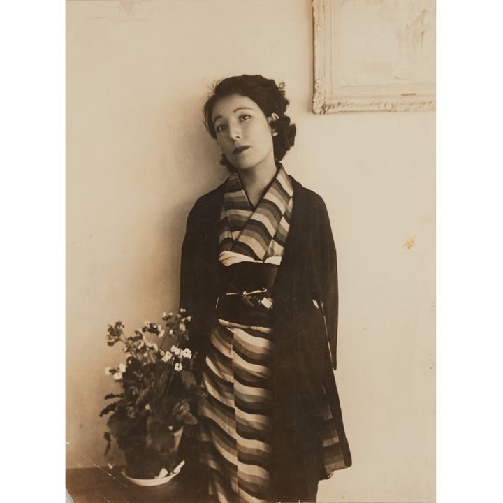 昭和7年頃 中央公論社にて：婦人公論に掲載された写真 自分で初めてデザインした着物で（前期展展示）