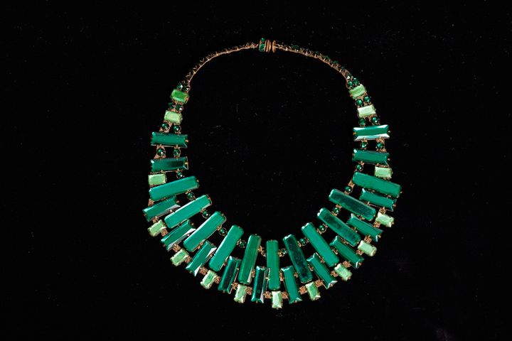 宇野千代旧蔵 パリで購入したネックレス（前期展展示）