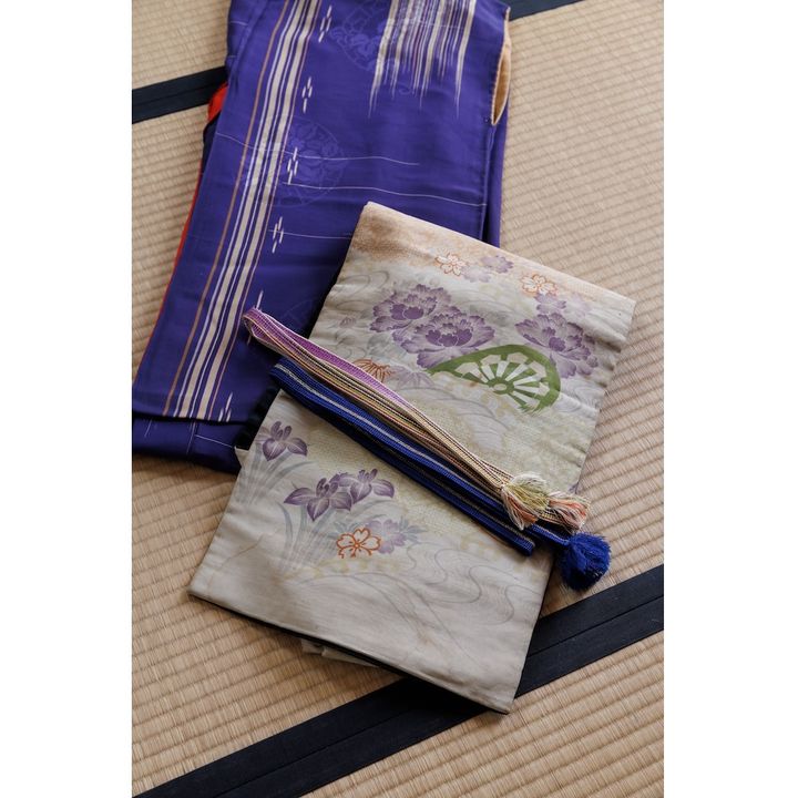 宇野千代旧蔵 青色の着物：帯と帯締めが付属している（前期展展示）