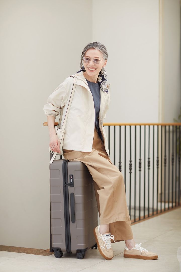 ジャケット¥5,990、Ｔシャツ¥1,490、スーツケース¥31,900／すべて無印良品（無印良品 銀座）、パンツ¥3,990／ユニクロ、サングラス¥58,300／アイヴァン（アイヴァン 東京ギャラリー）、スカーフ¥20,900／イヌイ・エディション（アッシュ・ペー・フランス）、バッグ¥170,500／ルッツ モリス、シューズ¥27,500／モエア（ともにアマン）