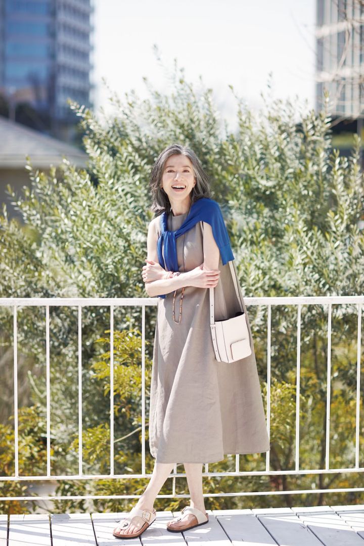 ワンピース［4月上旬発売予定］¥6,990／無印良品（無印良品 銀座）、カーディガン¥2,990／ユニクロ、ネックレス（3点で）¥5,290／ザラ（ザラ カスタマーサービス）、バッグ¥170,500／ルッツ モリス（アマン）、シューズ¥28,600／ビルケンシュトック（ビルケンシュトック・ジャパン カスタマーサービス）