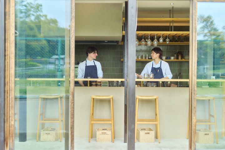 窓越しから見るカウンター席