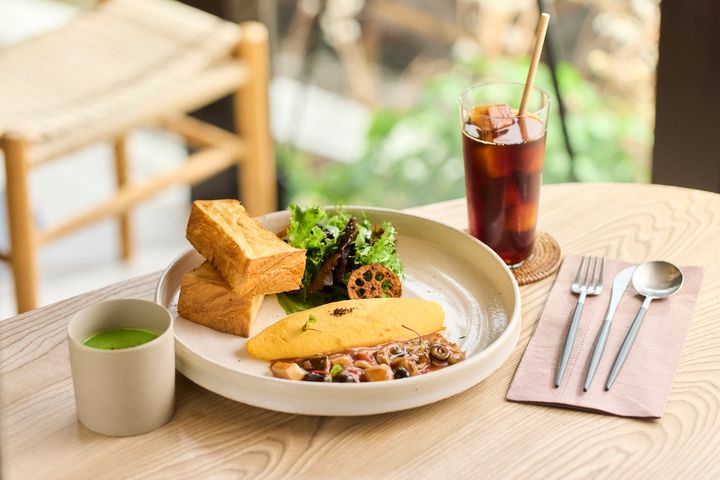 「喜心のオムレツ 〜トマトときのこの出汁仕立て〜」2800円 「喜心ブレンドコーヒー 650円」 ※1ドリンク制