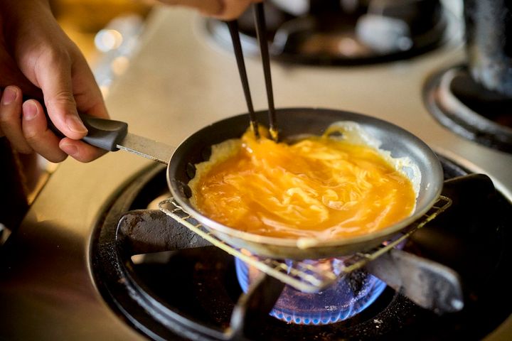 オムレツを作る様子