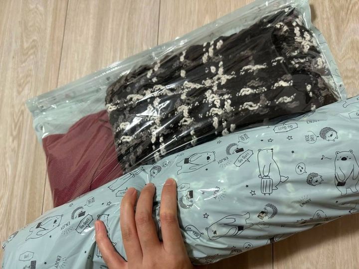 DAISO(ダイソー)：圧縮袋(アニマル柄、ひとまとめ衣類用、70cm×50cm)