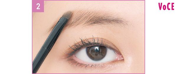 平行眉になるよう、眉山の足りない部分にも同じパウダーを重ねて形を整える。