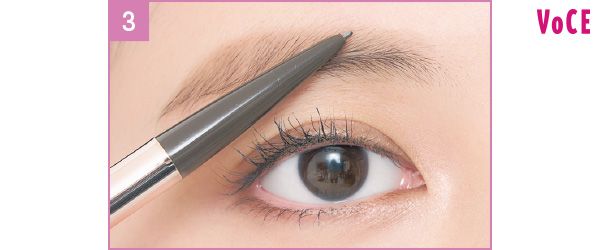 【b】のペンシルで眉頭の上下に、毛を数本足すイメージで軽く描き足していく。