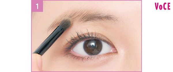 眉頭ははずし、目頭の延長線上から眉尻に向かって、【a】の（1）と（2）を混ぜたパウダーを眉に沿ってふんわりとのせる。