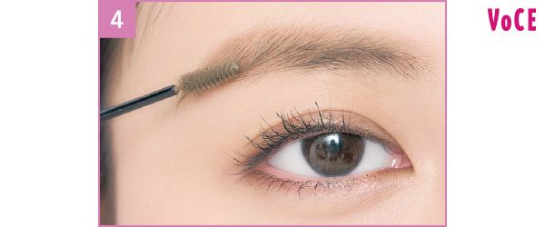 【c】の眉マスカラで毛流れを整える。眉頭は毛を立てるように、眉尻は毛流れに沿ってとかし、立体感をプラス。