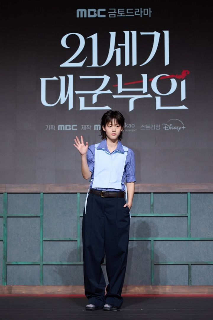 ソン・ヒジュの秘書役のイ・ヨン