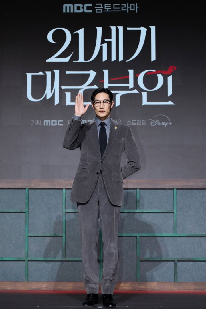 総理ミン・ジョンウ役のノ・サンヒョン