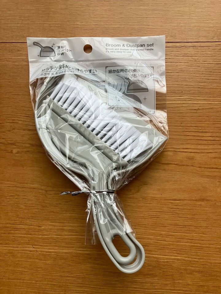 Seria(セリア)：持ち手が斜めのホウキ＆ちりとりセット