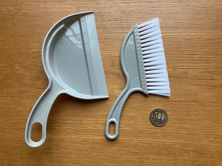 Seria(セリア)：持ち手が斜めのホウキ＆ちりとりセット