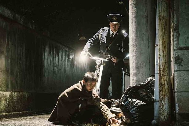 【写真を見る】少年時代の“名無し”を見つける警察官の照夫役に丸山隆平 [c]佐藤二朗 永田諒 ／ ヒーローズ [c]2026 映画「名無し」製作委員会