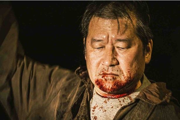 驚愕！血しぶきを浴びる佐藤二朗の表情にゾゾッ！ [c]佐藤二朗 永田諒 ／ ヒーローズ [c]2026 映画「名無し」製作委員会