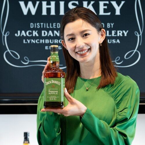 朝比奈彩が語る“お酒と大人”のいい関係。12年ぶりの新作「ジャックダニエル テネシーアップル」で人生初のカクテル作り！
