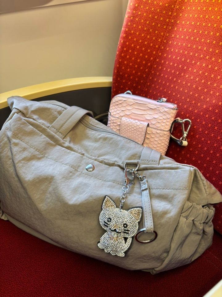 「 hareiro 」のバッグと「袋物次郎」のウォレットショルダー