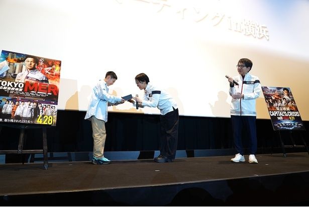 【写真を見る】「TOKYO MER」ファンミ—ティングイベントでのティーチインでは、質問をしたファンに作中使用のヘッドセットがプレゼントされた
