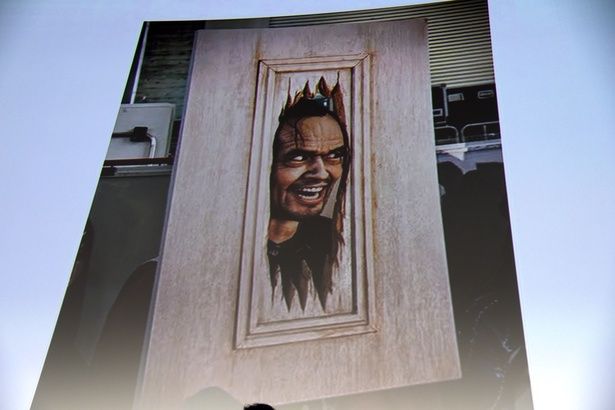 【写真を見る】斎藤工が『シャイニング』(80)ポスターを再現した本気コスプレ！