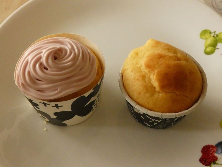 ホットケーキミックスで簡単！「ラズベリーチーズクリームのカップケーキ」