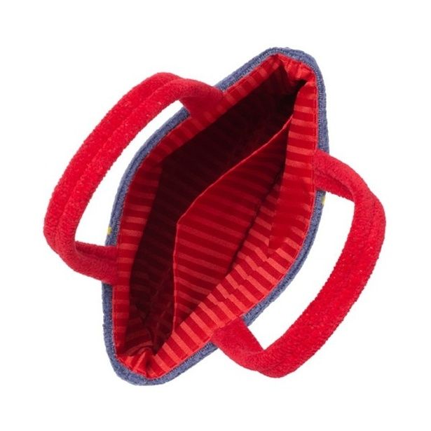 内側は赤色のストライプ生地を使用