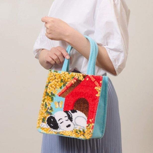 コンパクトながらマチが広く実用的。水色の持ち手が春らしい