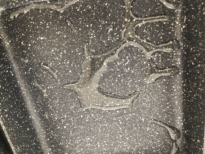卵焼き器に油を引き、強めの中火で熱し温まったら卵液を流し入れます
