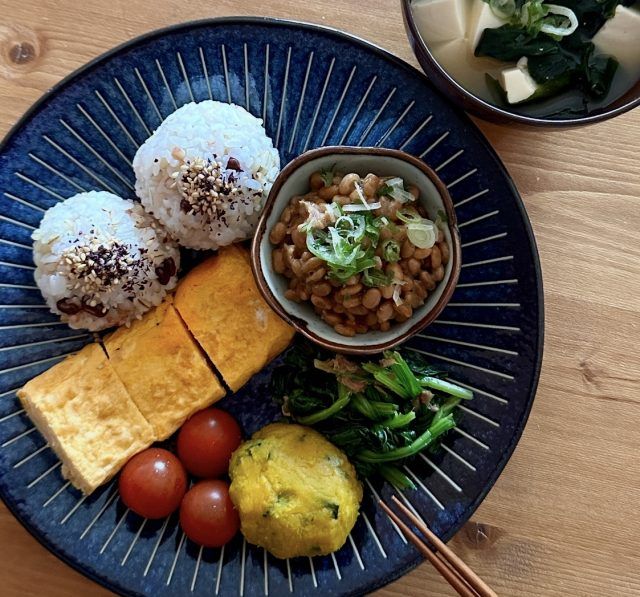 卵や納豆の朝ごはんプレート