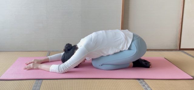 正座で前屈している姿勢