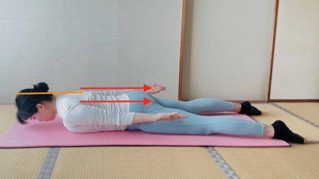 うつ伏せで手を後ろに伸ばした姿勢