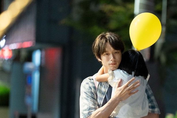 【写真を見る】特報映像とともに、夕平が幼い朝子を優しく抱きかかえる場面写真も解禁に [c]IDKYPs./Pyramide Productions