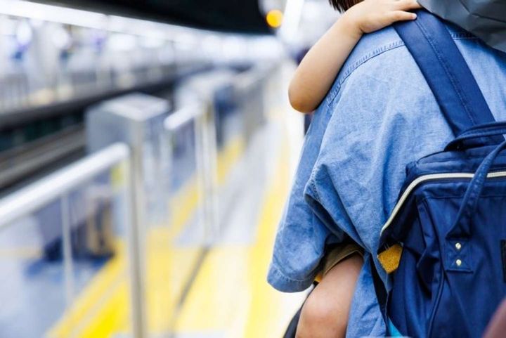 子供たちと荷物を下ろすと...（画像はphotoAC）