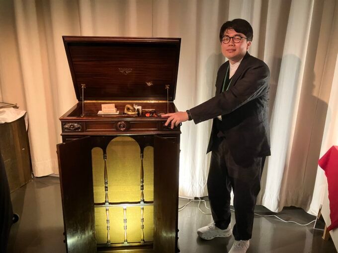 今年100歳の蓄音器「ビクトローラ・クレデンザ」（山端さん所蔵）