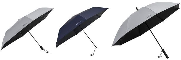 ダークルームテクノロジーを搭載した晴雨兼用3モデル。写真左からワンプッシュ開閉の「オート」、軽量の「ライト」、大型の「スポーツパラソル 65DR」