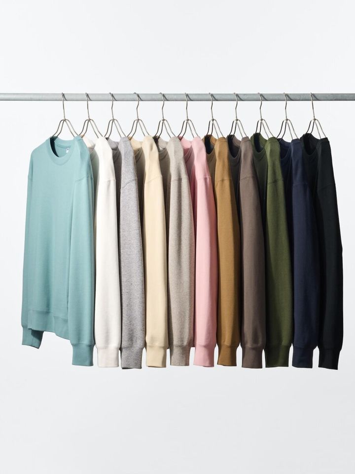 ハンガーに掛けられたユニクロのスウェットシャツ多色展開