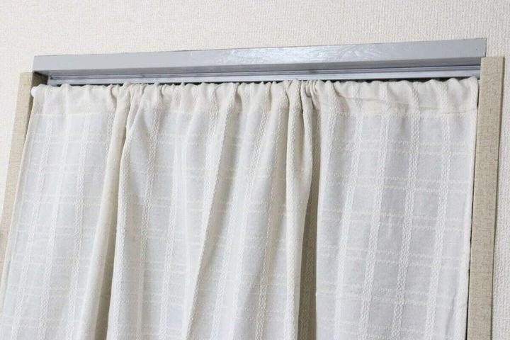 ダイソーのナチュラルドビーカーテンをつっぱり棒で設置した状態