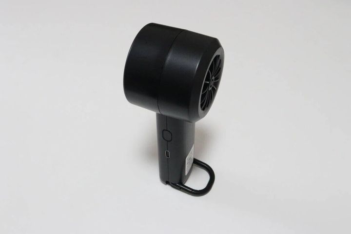 ダイソーのスタンド機能付きのブラックカラーのミニファン