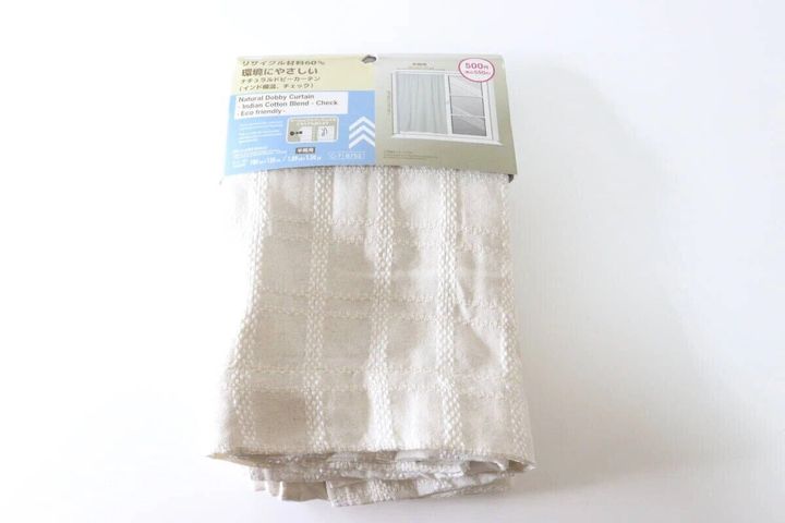 ダイソーのナチュラルドビーカーテン インド綿混、チェック