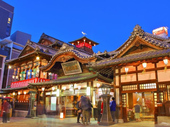 愛媛県松山市の道後温泉は、3000年以上の歴史を誇る日本最古の温泉地の一つ。夏目漱石の『坊っちゃん』の舞台として知られ、国の重要文化財「道後温泉本館」を中心に風情ある街並みが広がります。なめらかなお湯とレトロな散策が楽しめる四国有数の名湯です。