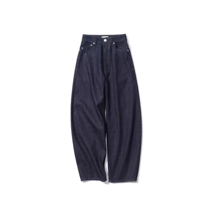 YANUKのLAURAデニムパンツ商品写真。ハイアット セントリック 銀座 東京の制服に採用された濃紺カーブテーパードシルエットのデニム。