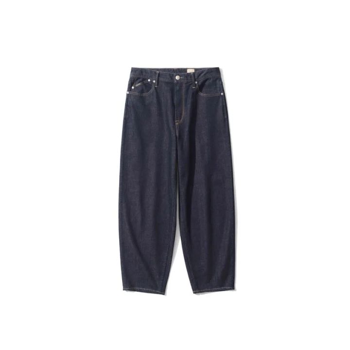 YANUKのBARNYデニムパンツ商品写真。ホテル制服に採用されたルーズテーパードシルエットのデニム。