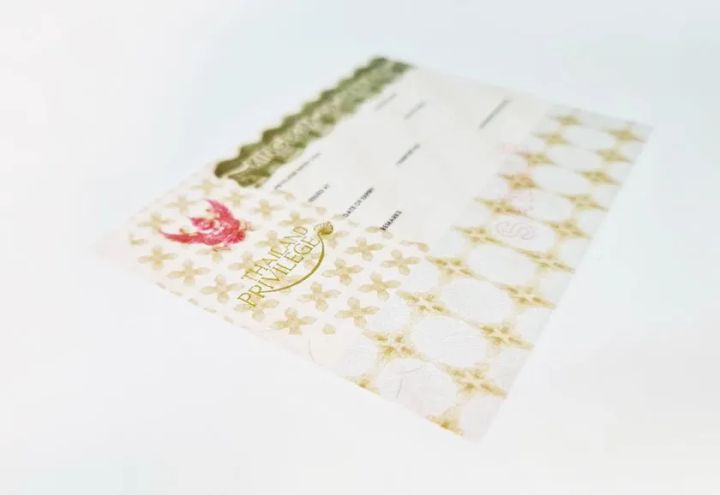 タイランドプリビレッジの会員カード写真。長期滞在プログラム利用者向けのカードデザインとサービス資料が具体的にわかる画像。