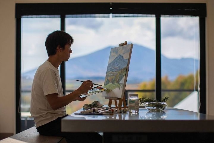 アーティスト・イン・レジデンスプログラムで「あさま空山望」に滞在中の画家・興梠優護氏