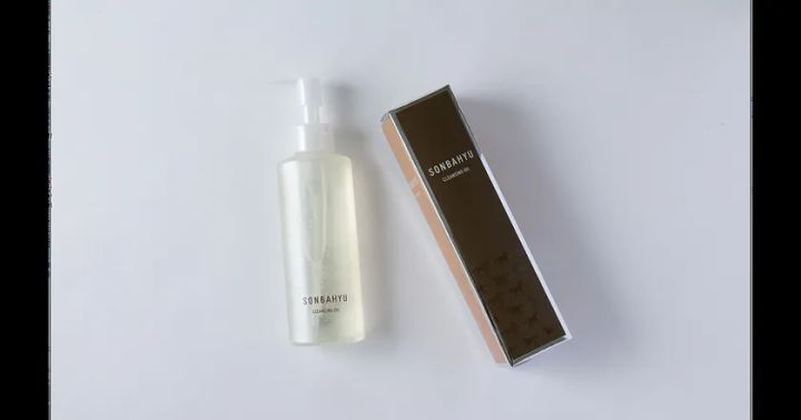 SONBAHYUクレンジングオイルの透明ポンプボトル本体と茶色の外箱を並べた商品単体の正面撮影