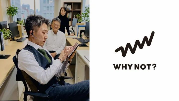 ワイノット株式会社のオフィスでタブレットを操作する男性社員と背後に立つ2名のスタッフの写真。右側にWHY NOT?の会社ロゴを併記した企業紹介用ビジュアル。