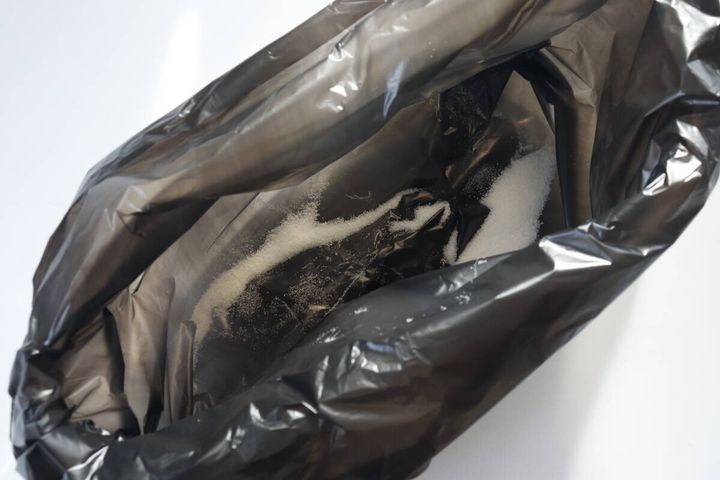 携帯トイレ 凝固剤投入後