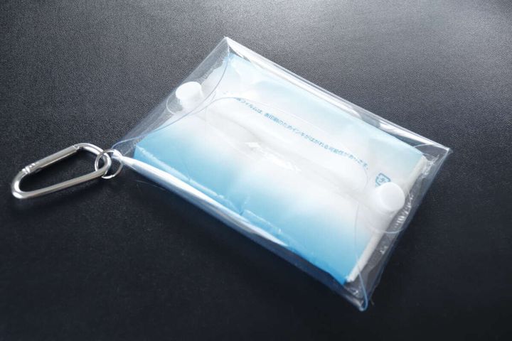 ダイソーのカラビナ付ティッシュポーチにテッシュを入れる