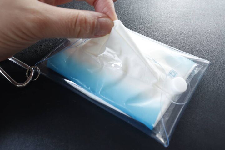 ダイソーのカラビナ付ティッシュポーチの使用例